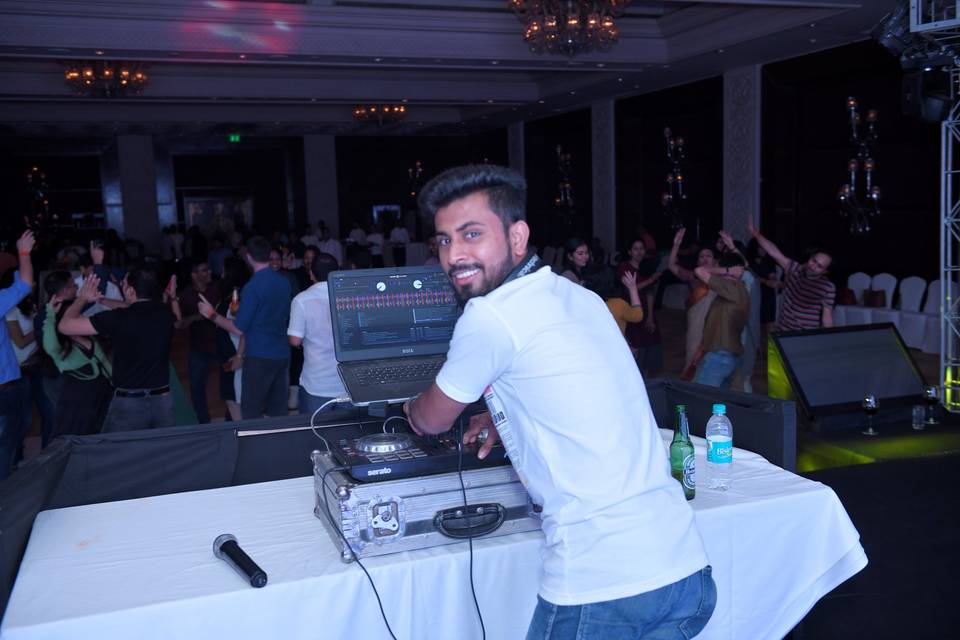 DJ UTKARSH LIVE @ TAJ PALACE