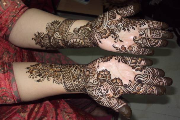 Photo of Arabic bel Mehendi design for the back of the hand.