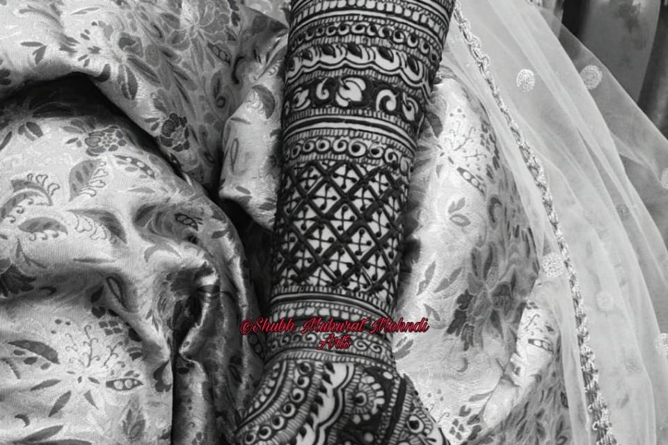 This mehndi design is back.