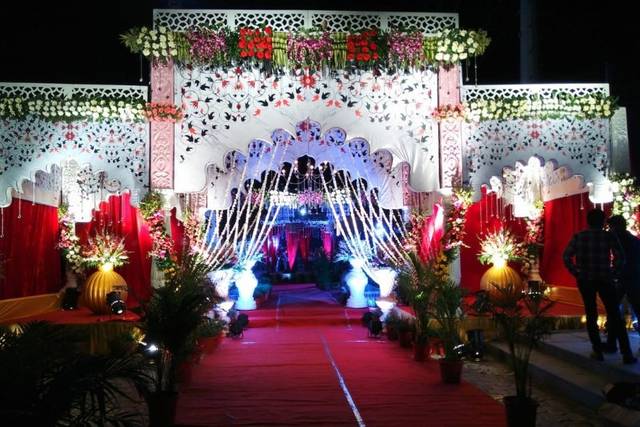 Entrance decor and lighting