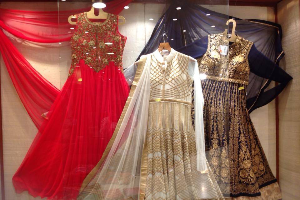 Lehenga Shopping At Commercial Street Under Rs 5000! | bank, shopping,  lehenga | Buy the lehenga of your dreams without breaking the bank. For  more details, click here- https://bit.ly/2TLNB7I | By Whats