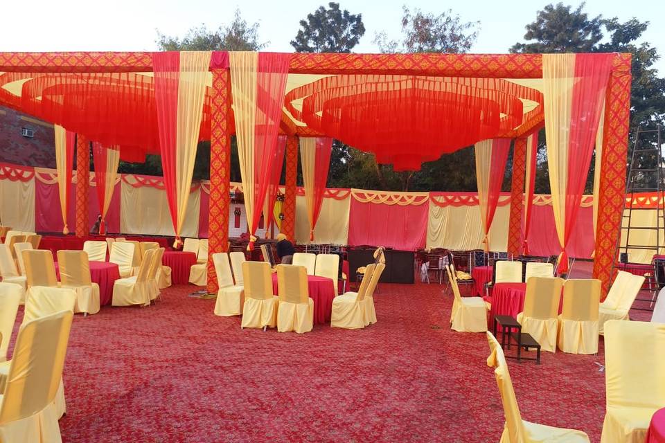 Wedding tenting decor