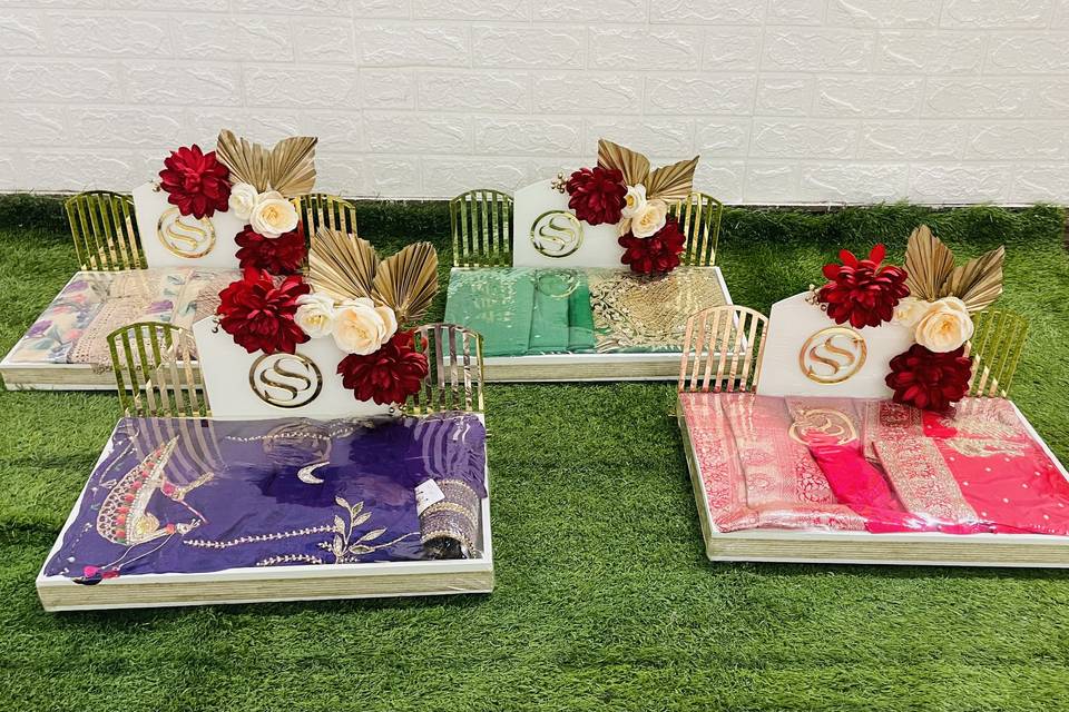 Saree trays