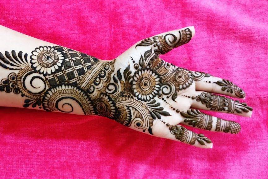 Are You Looking For Best Bridal Mehndi Artist In Auchandi