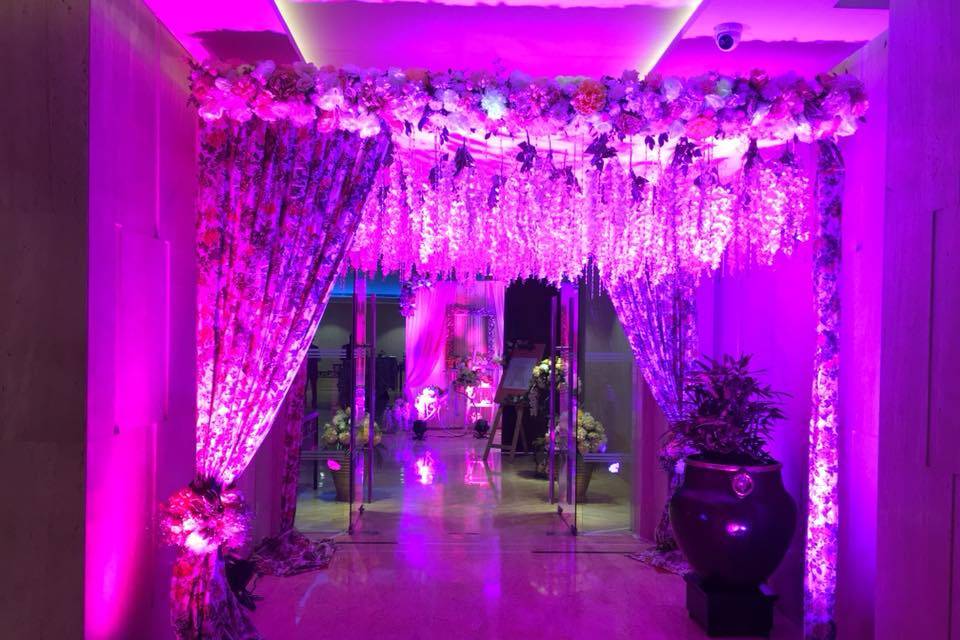 Entrance decor and lighting