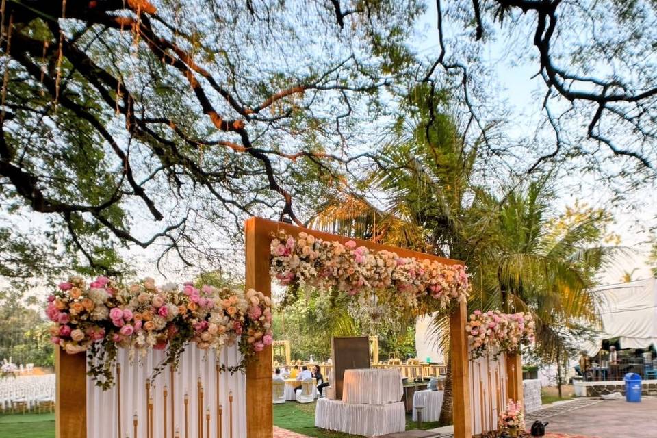 Gate for resort