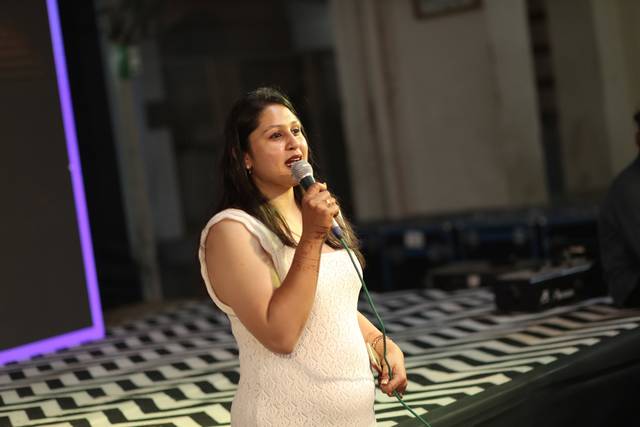 Anchor Apeksha Khandelwal