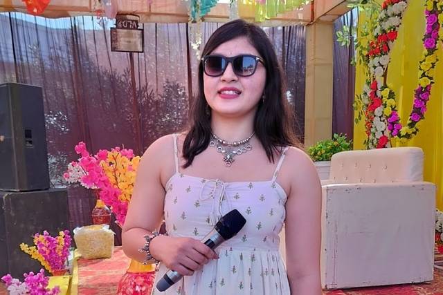 Anchor Apeksha Khandelwal