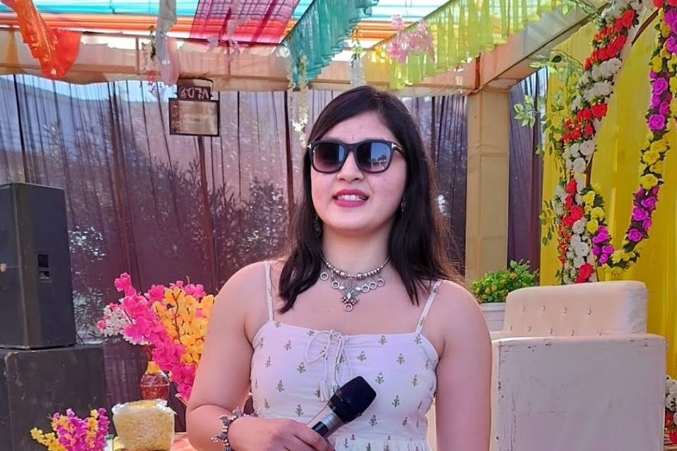 Anchor Apeksha Khandelwal