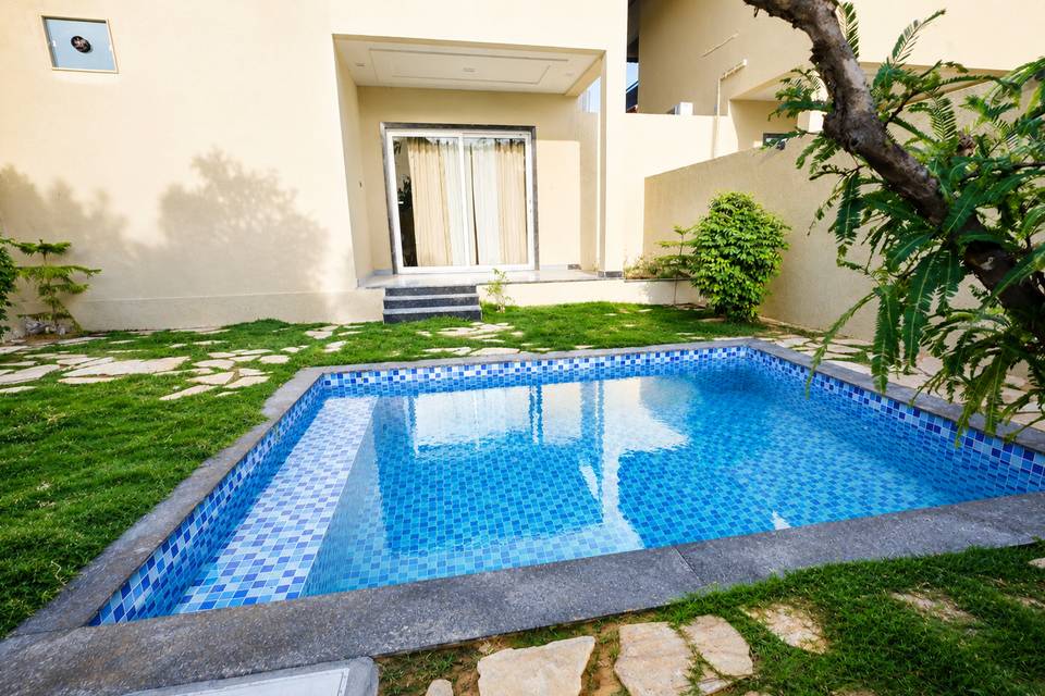 Family room with Pool