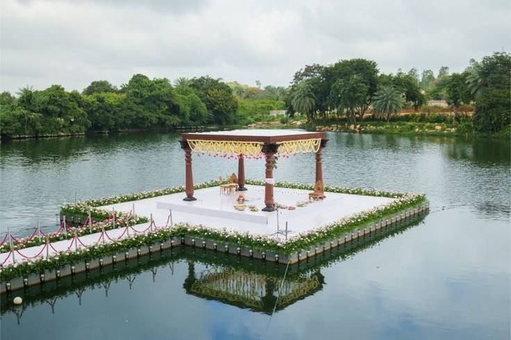 Lake Center mandap
