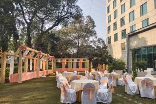 Palms Kitchen & Lawns, Holiday Inn Express Kolkata Airport