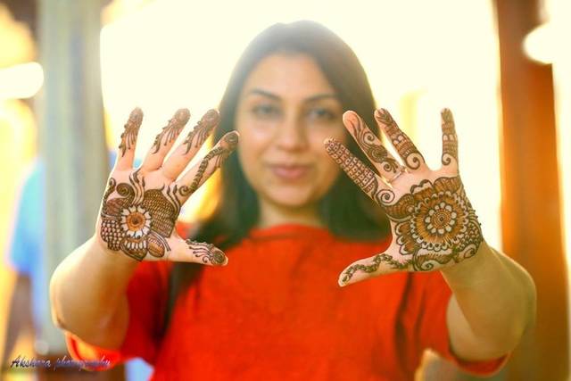 Mehndi Designs: हाथों में लगी मेहंदी में पति के नाम को लिखने के लिए ये  डिजाइंस आएंगे काम, करवाचौथ के लिए हैं खास | husband name mehndi designs  karwa chauth2023 | HerZindagi