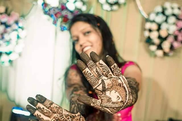 Hide Your Husband's Name In Mehendi and Let Him Do Some Hardwork to Find It!