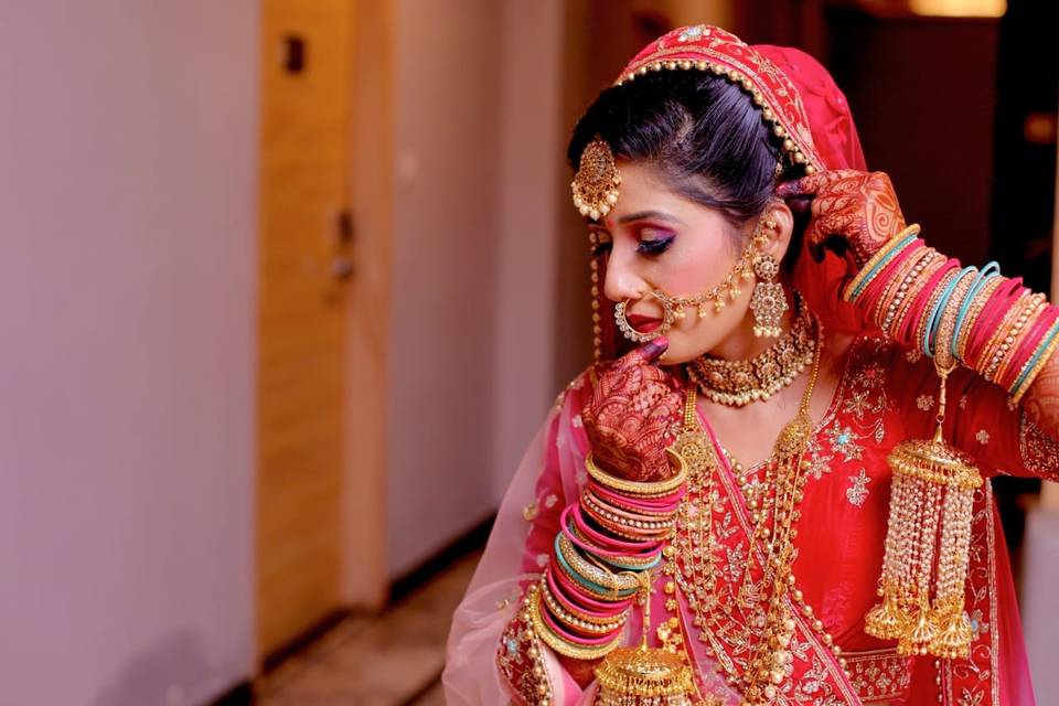 Pinterest: @pawank90 | Indian wedding photography, Indian shopping, Wedding dulhan  pose