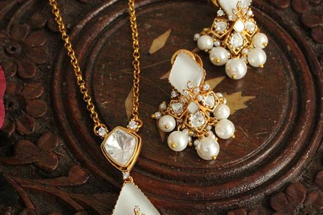 Shanvika mother of pear pendan