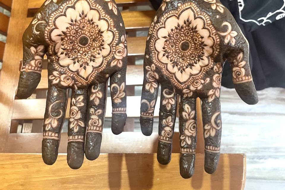 Hennint Mehndi by Rushaida