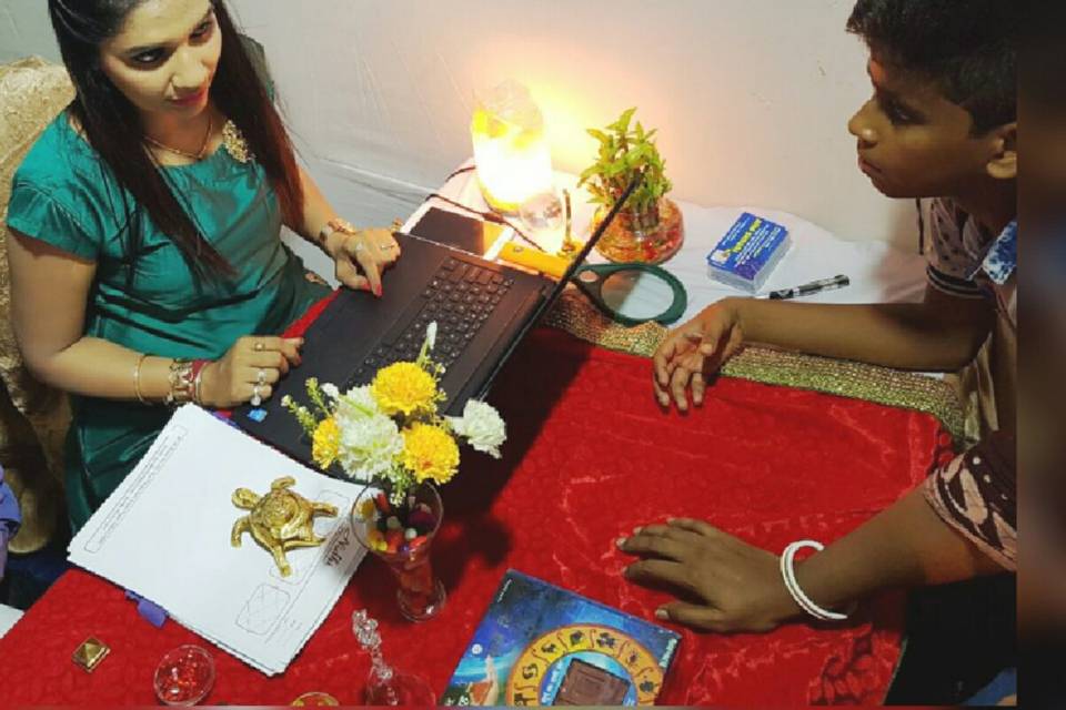 Nidhi Astrologer & Vaastu Consultant, Laxmi Nagar