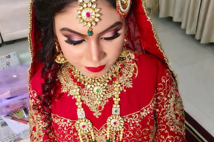 Charming Bridal Makeup And Wardrobe