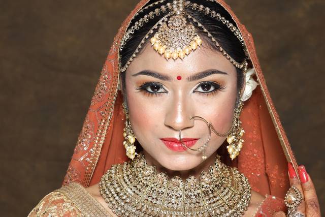 Daksh Salon and Makeovers