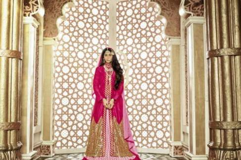 Niyati Fatnani recreates Bollywood superstar Deepika Padukone's iconic look  from Bajirao Mastani - Times of India