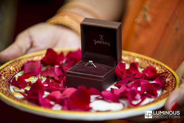 https://www.facebook.com/MyTouchAnand/ Handmade decorated Tanishq jewellery  box. By MY TOU… | Wedding gifts packaging, Jewelry packaging box, Beautiful  wedding gift