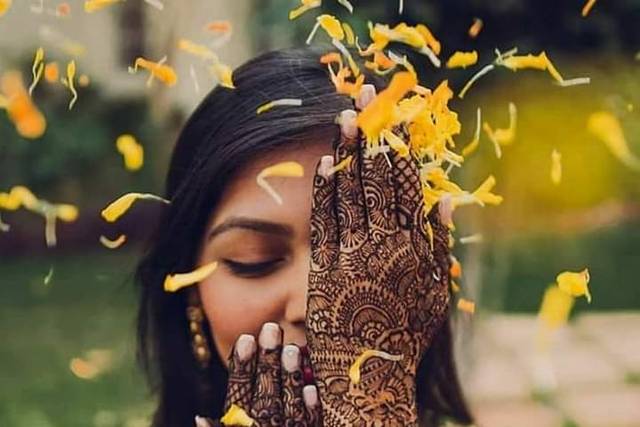 Simple and trending Dulhan mehndi designs for Indian wedding. | Bridal  mehendi designs, Indian bride outfits, Bridal photography poses