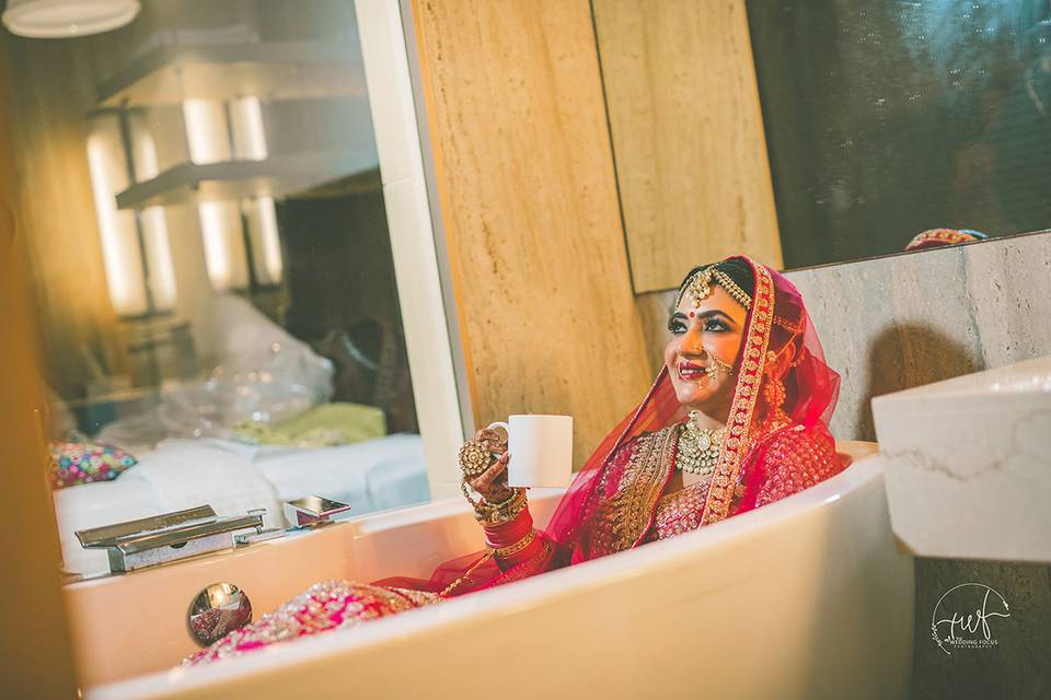 Bride in bath tub gettingready
