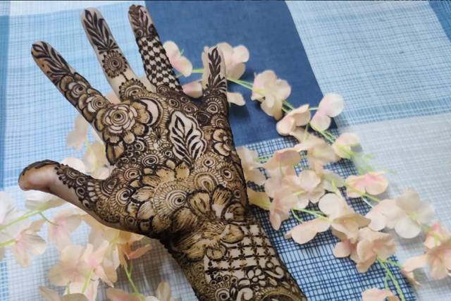 File:Henna on a Muslim bride's hands, Madurai, Tamil Nadu, India.jpg -  Wikipedia