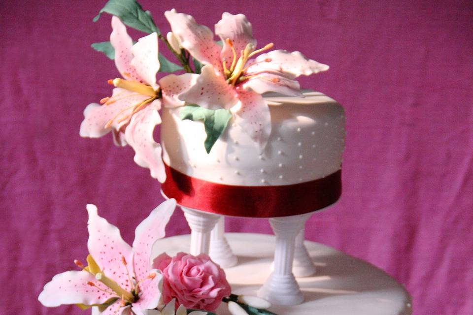 Stargazer lilies & roses cake