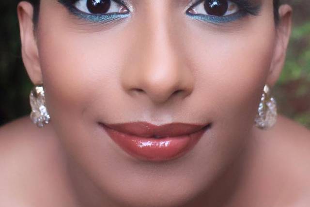 Bluebrown pigment eyemakeup