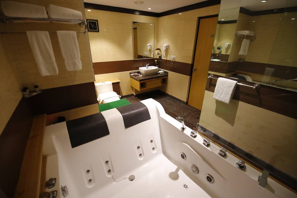 Jacuzzi in suite