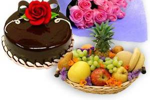 Bouquet, cake and fruits