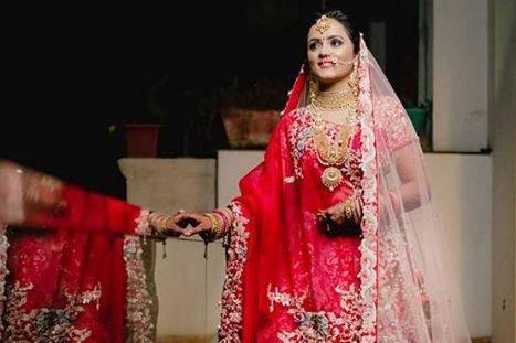 Marathi transgender host Ganga redefines beauty in green bridal lehenga |  The Times of India