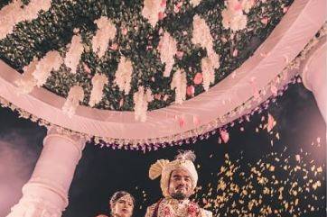 Riwaayat The Wedding Tales, Surat