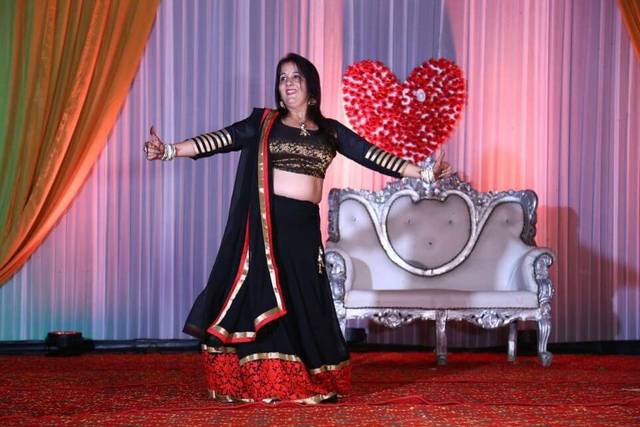 Woman dancing in lehenga choli Stock Photo - Alamy