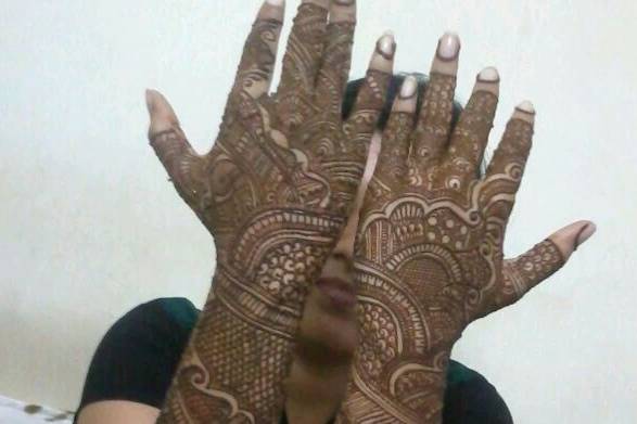 Indian mehendi artist