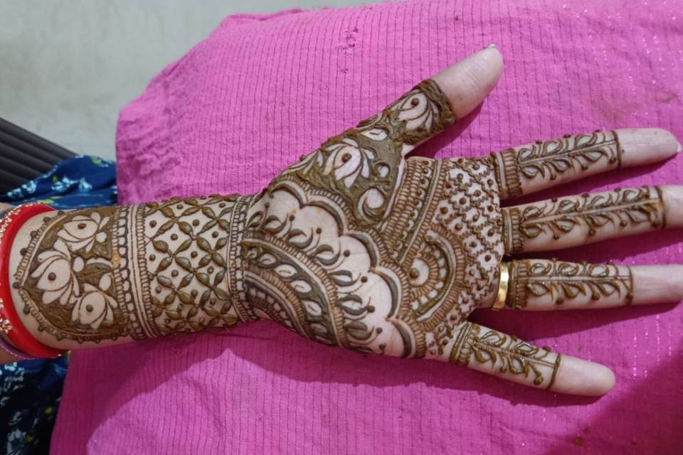 Divya Mehndi Artist