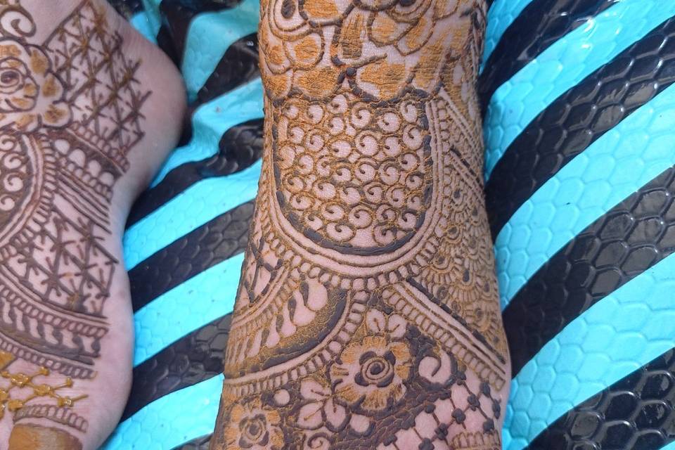 Leg henna design