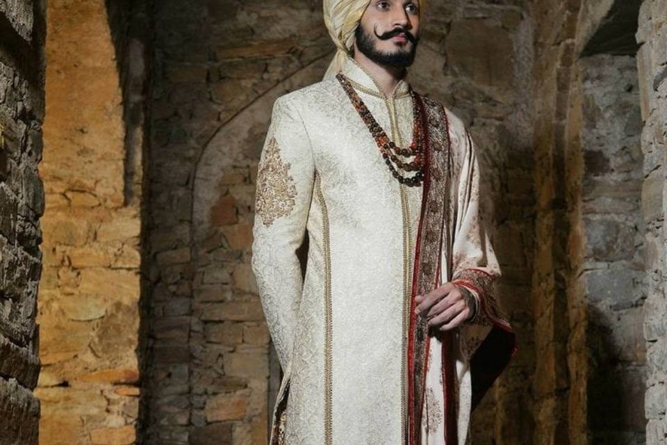 Groom Safa