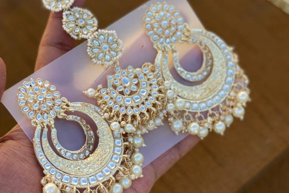 Earrings and mangtika