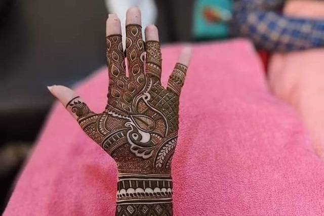 Best Mehndi Artist - Dulhan Bridal makeup - The Wedding Byte - Wedding Byte