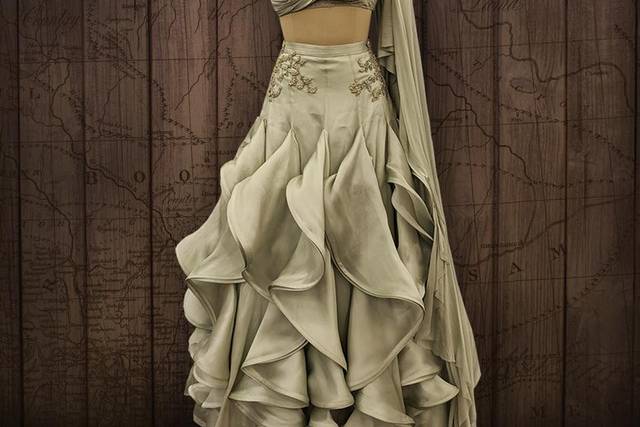 Shantanu and nikhil bridal hotsell lehenga prices