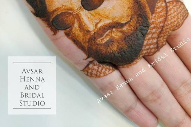 Portrait mehndi design