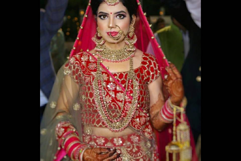 Bride in hot pink lehenga