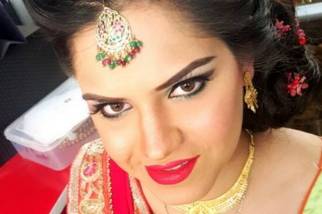 Aarti Makeover's and Makeup Academy