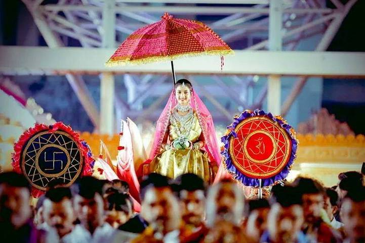 The bride arrives