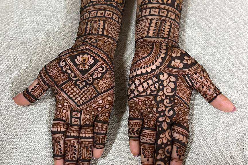 Henna by Honeyy