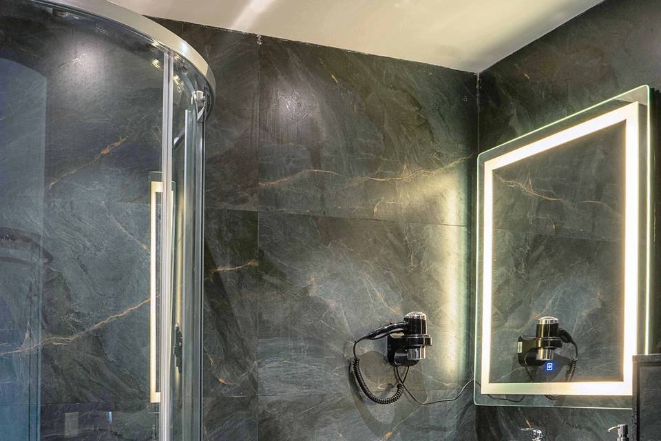 Deluxe Room - Bathroom
