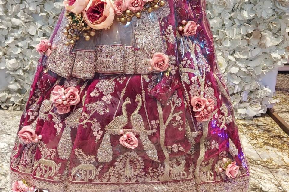 Lehnga Packing🌸#wedding #weddingdress #lehngapacking #handmade  #trousseaupacking #trousseau #giftpackaging #weddings #lehnga… | Instagram